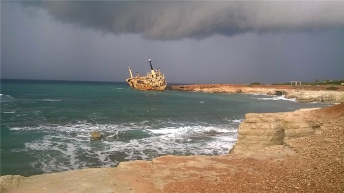 Судно The Edro III Shipwreck, выброшенное на камни шесть лет назад в местечке Peyia, — теперь достопримечательность для туристов